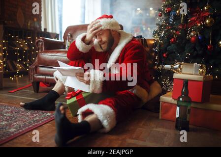 Babbo Babbo natale legge le lettere, l'uomo brutto Foto Stock