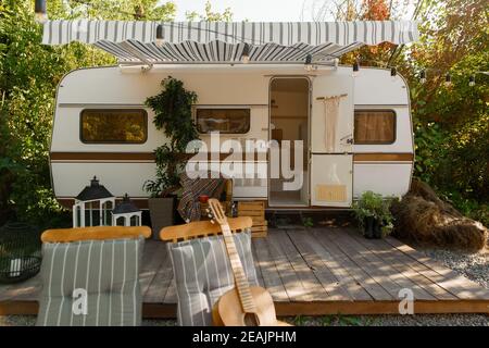 Campeggio in un rimorchio, rv campin foresta, nessuno Foto Stock