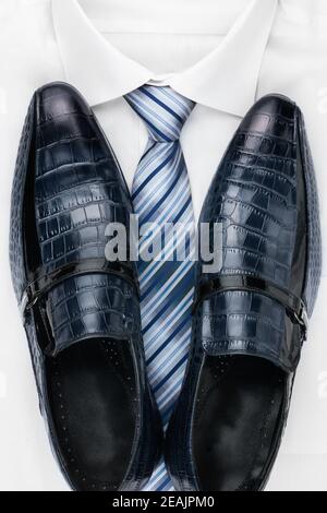 Scarpe classiche da uomo, cravatta e camicia bianca Foto Stock