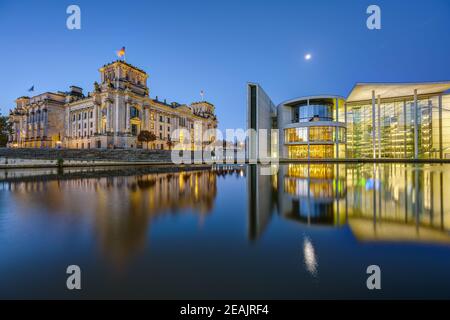 Il Reichstag e la Paul-Loebe-Haus sul fiume Sprea in Berlino all'alba Foto Stock