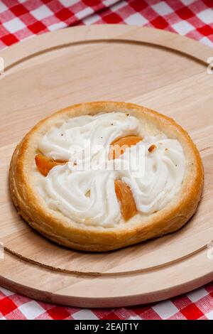 tradizionali torte ceche su legno di abete rosso bruciato Foto Stock