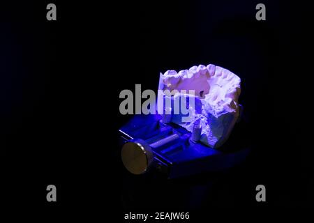 macchina assistita da computer dentale in un laboratorio dentale altamente moderno per protesi e fresatura corone Foto Stock