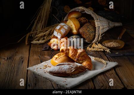 Panini freschi in una cornucopia Foto Stock