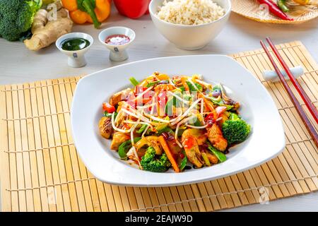 pollo dolce e salato con riso e verdure Foto Stock