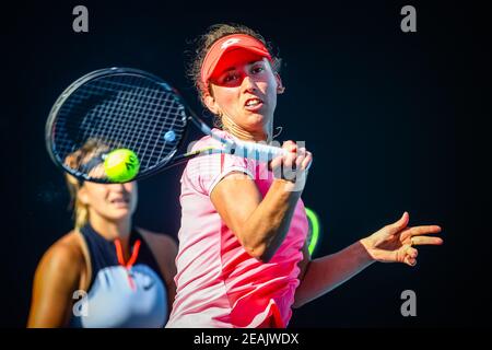 Aryna Sabalenka (L) bielorussa e Elise Mertens belghe raffigurate durante Una partita di tennis tra la coppia belga-svedese Van Uytvank e. Lister e t Foto Stock