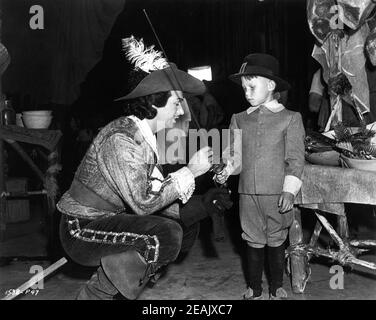 DOUGLAS FAIRBANKS Jr che mostra Sword al ragazzo in costume Sul set candid durante la realizzazione DELL'ESILIO 1947 regista MAX OPHULS produttore Douglas Fairbanks Jr Fairbanks Company / Universal - Internazionale Foto Stock