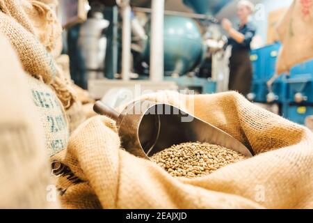 Sacchetti di caffè in roadery o immagazzinaggio all'ingrosso Foto Stock