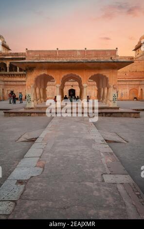 Vista verticale DI un padiglione Baradari con colonne e Piazza del Palazzo di Man Singh all'interno del Forte Amer. Foto Stock