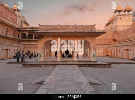 Vista orizzontale DI un Padiglione Baradari con in Man Singh Palace Square all'interno del Forte Amer. Foto Stock