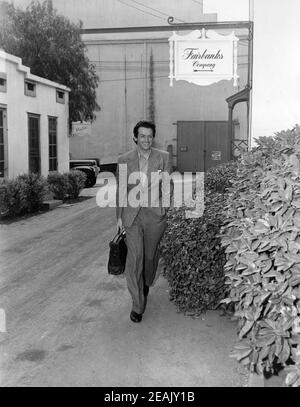 DOUGLAS FAIRBANKS Jr lascia il suo ufficio di produzione sulla Universal Studios Lot alla fine di una giornata di riprese candid Durante la realizzazione DELL'ESILIO 1947 direttore MAX OPHULS produttore Douglas Fairbanks Jr Fairbanks Company / Universal - Internazionale Foto Stock