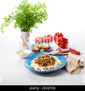 giros con riso e insalata verde e zaziki Foto Stock