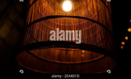 Lampada d'epoca nel ristorante. Primo piano della lampada nel ristorante. Decorazione interna. Luci interne. Foto Stock