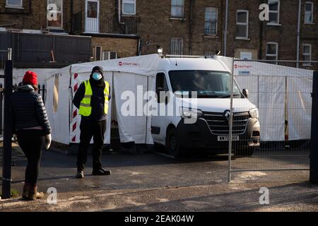 Un'unità mobile di test nel parcheggio Waylett Place, Norwood, Londra dopo un caso della variante sudafricana è stato scoperto nella zona. Data immagine: Mercoledì 10 febbraio 2021. Foto Stock