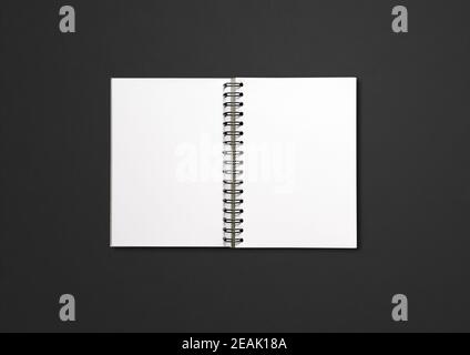 Notebook vuoto a spirale isolato in nero Foto Stock