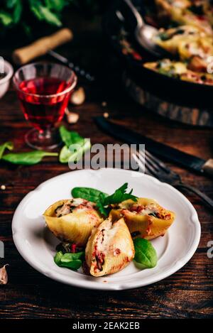 Pasta ripiena di manzo macinato, spinaci e formaggio Foto Stock