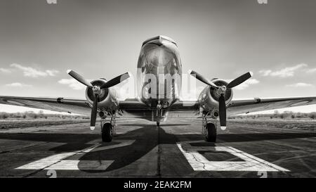 velivolo storico su una pista pronta per il decollo Foto Stock