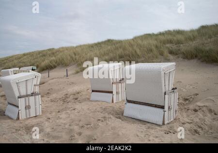 Sedie da spiaggia in sabbia Foto Stock