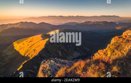 Paesaggio di montagna al tramonto Foto Stock