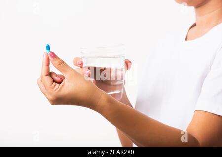 Donna tenere in mano farmaci per pillola pronto prendere farmaci con un bicchiere d'acqua Foto Stock