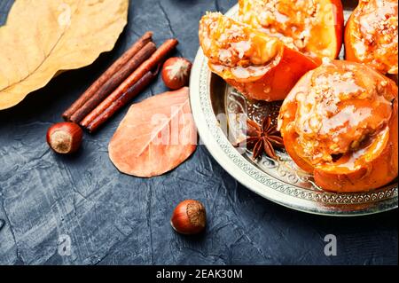 Persimmon al forno con caramello Foto Stock