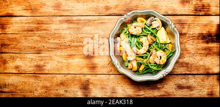 Gamberi con fagioli di asparagi Foto Stock