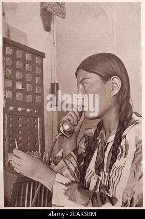 La vita in Unione Sovietica in 1930s. Dal libro di propaganda sovietico. Operatore telefonico uzbeko al lavoro. Foto Stock
