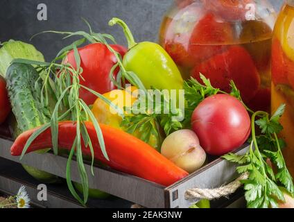 Home canning: conserve di peperoni in vasetti di vetro Foto Stock