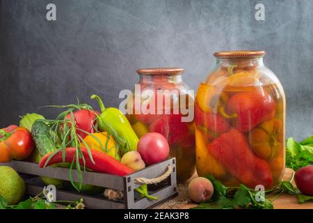 Home canning: conserve di peperoni in vasetti di vetro Foto Stock
