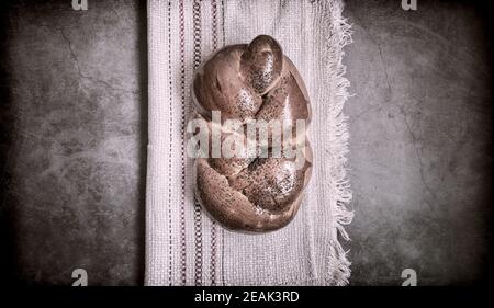 Una pagnotta di pane bianco su un tovagliolo di lino Foto Stock