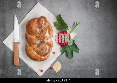 Una pagnotta di pane bianco su un tovagliolo di lino Foto Stock