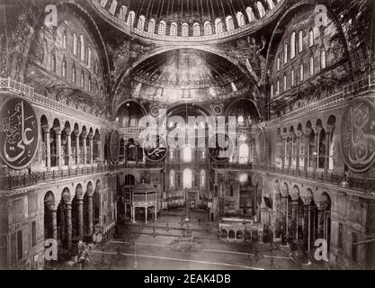 Interno della moschea Ayasofya, originariamente la chiesa di Hagia Sophia, Istanbul. Foto Stock