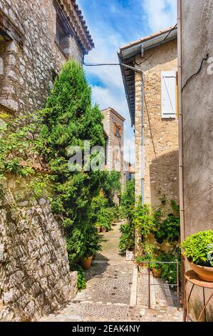 Passeggiate nelle pittoresche strade di Saint-Paul-de-Vence, Costa Azzurra, Francia Foto Stock