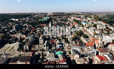 Vista dall'alto della città vecchia e nuove case con tetti colorati e luminosi. Vista aerea Foto Stock