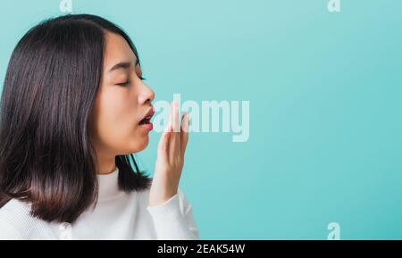 Ritratto femmina annoiato yawning stanco coprire la bocca con la mano Foto Stock