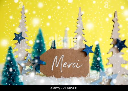 Alberi di Natale, fiocchi di neve, sfondo giallo, etichetta, merci significa grazie Foto Stock