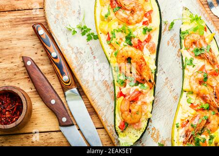 Zucchine al forno con gamberi Foto Stock