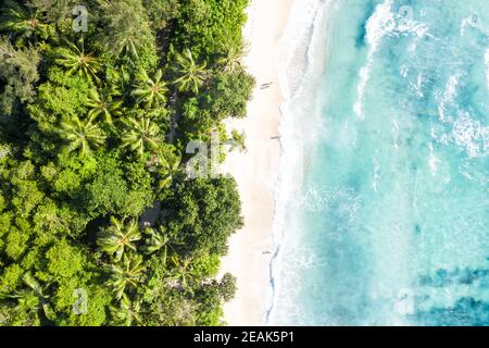 Seychelles Takamaka spiaggia mare onde vacanza oceano drone vista aerea foto Foto Stock