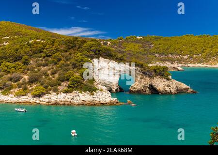 Arco di San Felice vicino Vieste, Parco Nazionale del Gargano, Puglia, Italia Foto Stock