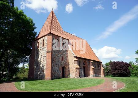 chiesa protestante-luterana Madonna cappella Oetzen, storica cappella di pietra di campo del 14 ° secolo Foto Stock