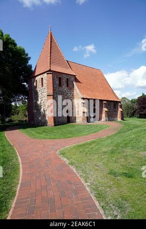 chiesa protestante-luterana Madonna cappella Oetzen, storica cappella di pietra di campo del 14 ° secolo Foto Stock