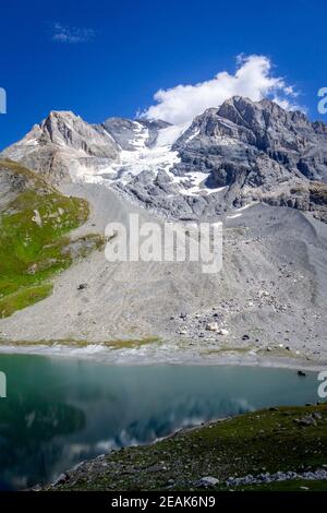 Lago lungo e ghiacciaio alpino Grande casse nelle alpi francesi Foto Stock