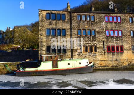 Weavers Cottages e Tug Teal su Frozen Rochdale Canal, Hebden Bridge, Calderdale, West Yorkshire Foto Stock