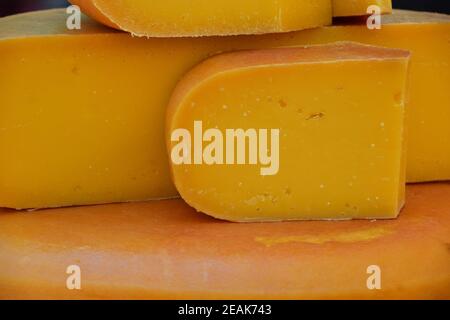 Primo piano le fette tagliate e la ruota di formaggio gouda duro Foto Stock