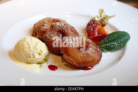 Porzione di anelli di mele dolci fritti in pastella Foto Stock
