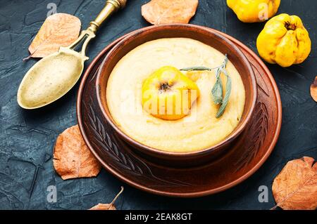 Zuppa fredda di dessert di mele cotogne Foto Stock