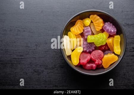 Caramelle di gelatina fruttate colorate in ciotola Foto Stock