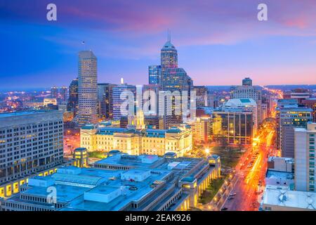 Skyline del centro di Indianapolis al crepuscolo Foto Stock