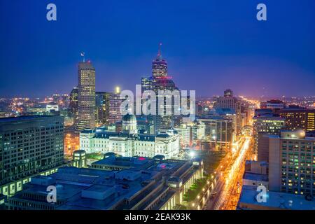 Skyline del centro di Indianapolis al crepuscolo Foto Stock