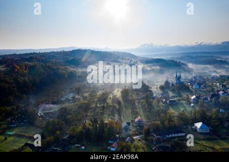 Vista aerea sul piccolo villaggio rurale di Breb in alba magica. Foto Stock