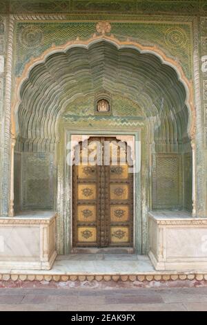 Green Gate a Pitam Niwas Chowk con Ganesha nel Palazzo della Città, Jaipur, Rajasthan, India. Foto Stock